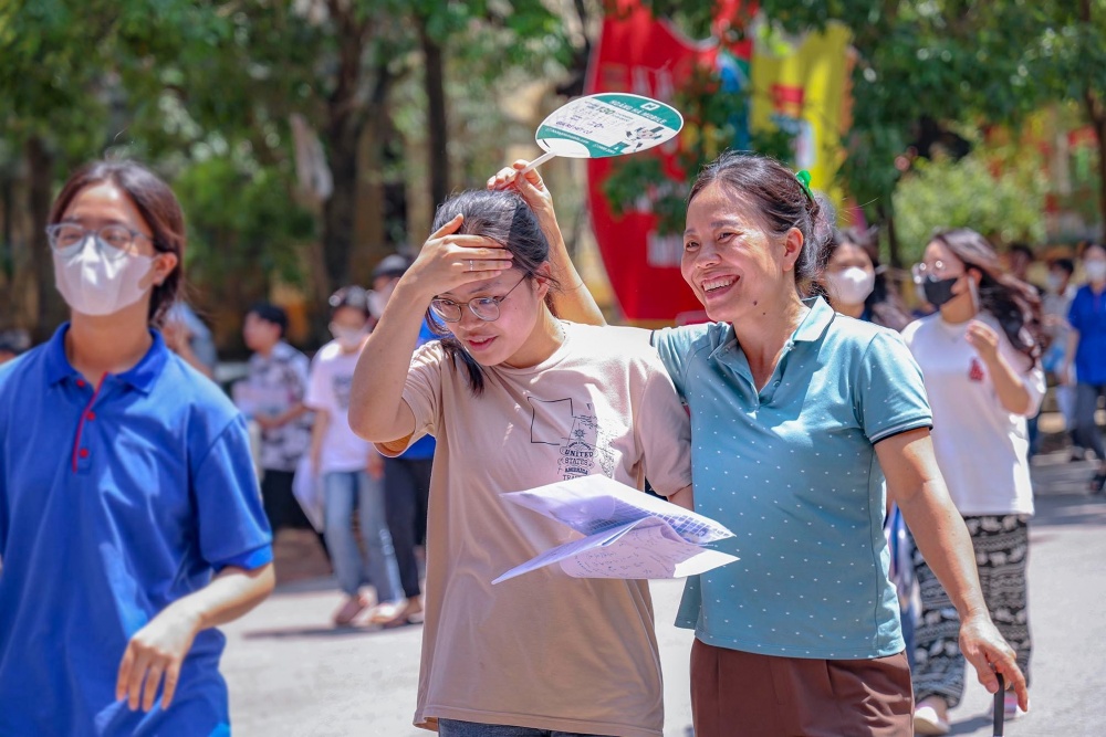 Nụ cười rạng rỡ, hạnh phúc của học sinh và phụ huynh học sinh Vĩnh Phúc trong ngày hoàn thành kỳ thi tốt nghiệp. Ảnh: Trà Hương Nụ cười rạng rỡ, hạnh phúc của học sinh và phụ huynh học sinh Vĩnh Phúc trong ngày hoàn thành kỳ thi tốt nghiệp. Ảnh: Trà Hương