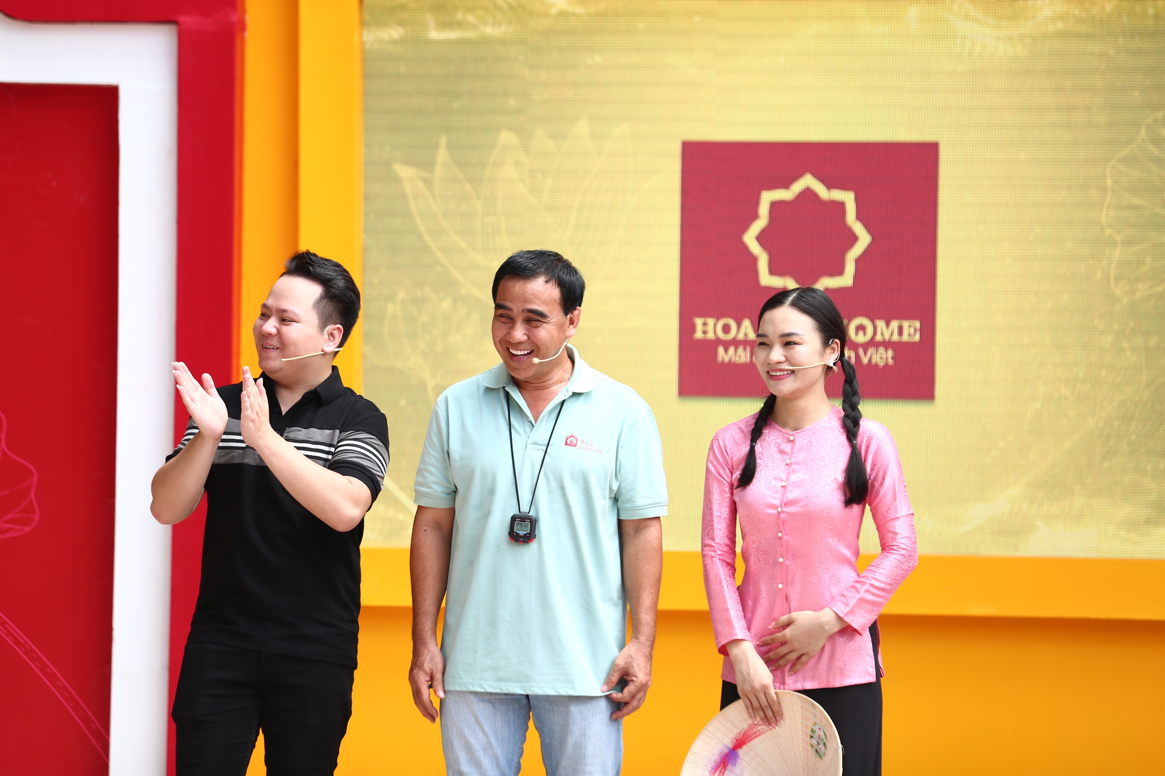 Đến với “Mái ấm gia đình Việt” hai khách mời đã dành tặng cho bà con xứ Nghệ những ca khúc mang đậm tình quê hương yêu thương