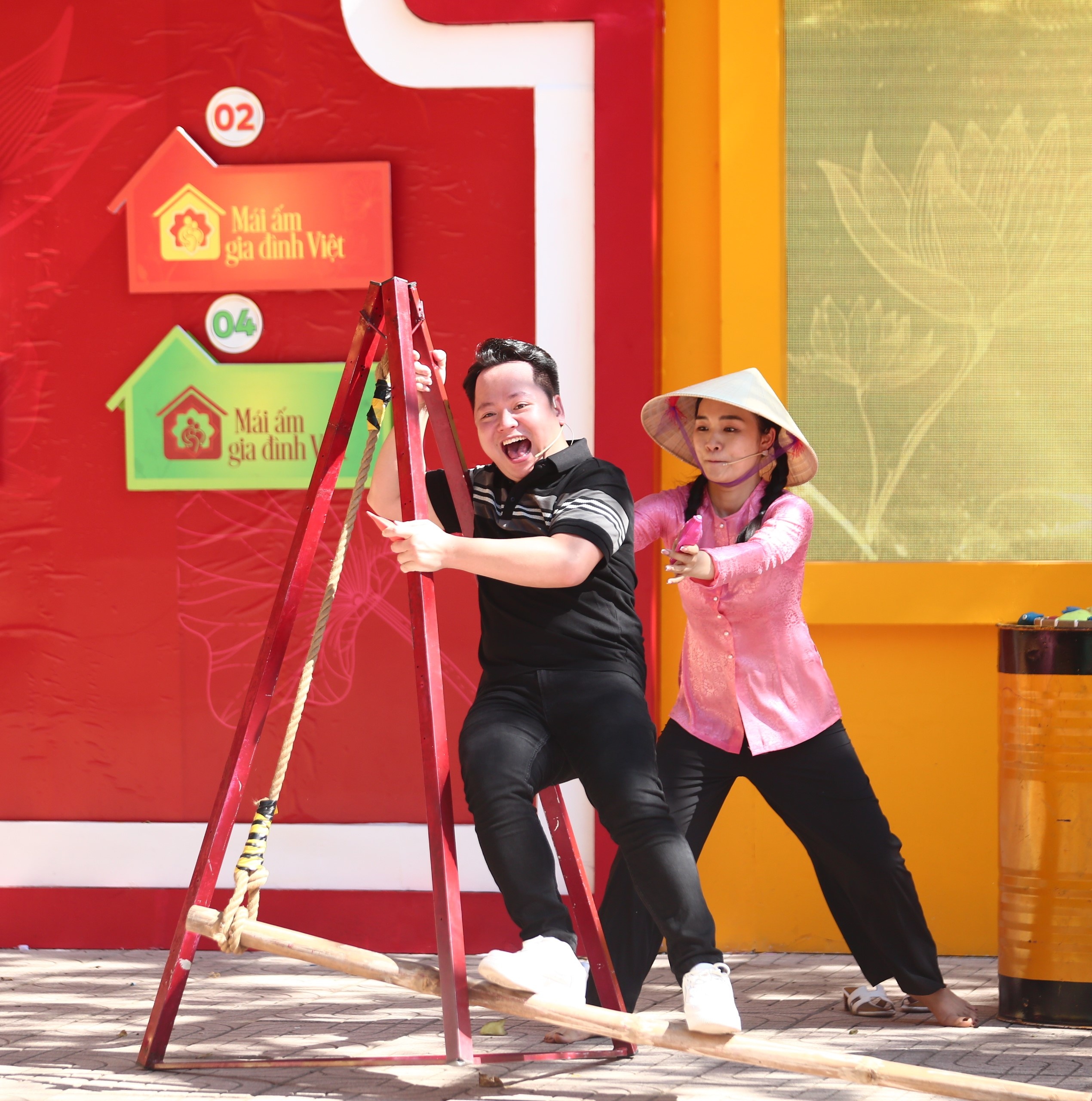 Hai khách mời nỗ lực hết mình trong mọi thử thách của “Mái ấm gia đình Việt”