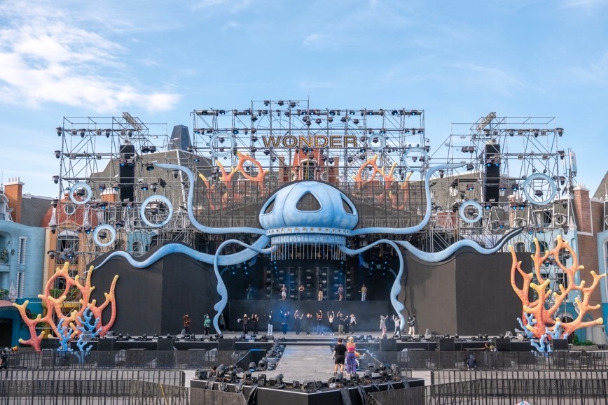 Không ít khán giả dừng chân chụp ảnh, selfie và check in cùng sân khấu độc đáo Không ít khán giả dừng chân chụp ảnh, selfie và check in cùng sân khấu độc đáo