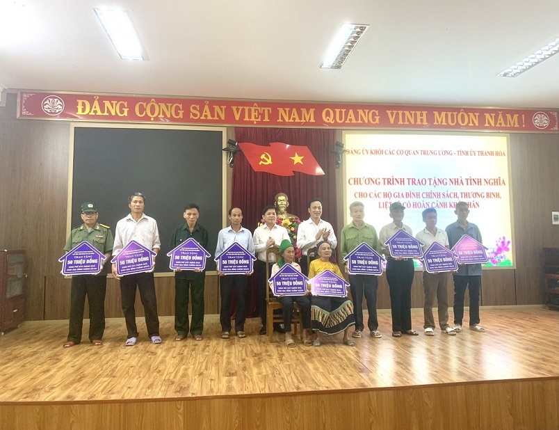 Đảng ủy Khối các cơ quan Trung ương trao tặng 10 căn nhà cho gia đình chính sách tỉnh Thanh Hóa