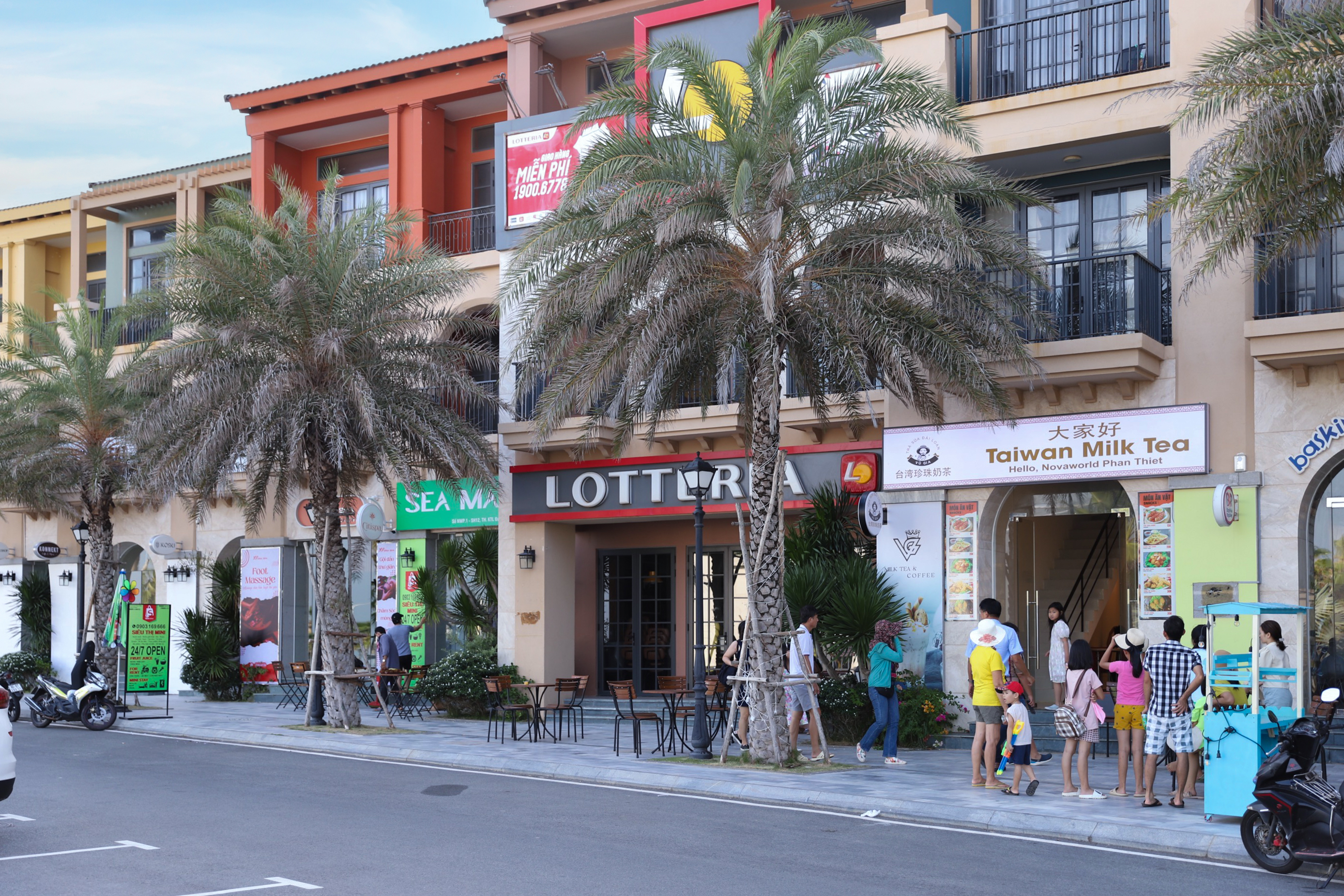 Trọn trải nghiệm tại tuyến phố thương mại Festival Street: Ăn uống - mua sắm - thư giãn