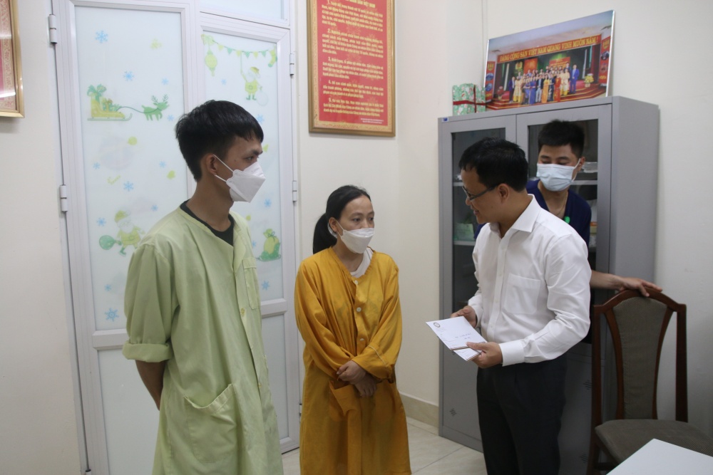 Vụ Chính sách tiền tệ tặng quà cho bệnh nhân, cán bộ chiến sĩ Bệnh viện 19-8