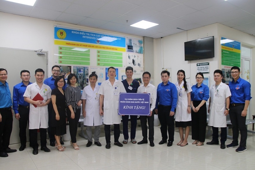 Vụ Chính sách tiền tệ tặng quà cho bệnh nhân, cán bộ chiến sĩ Bệnh viện 19-8