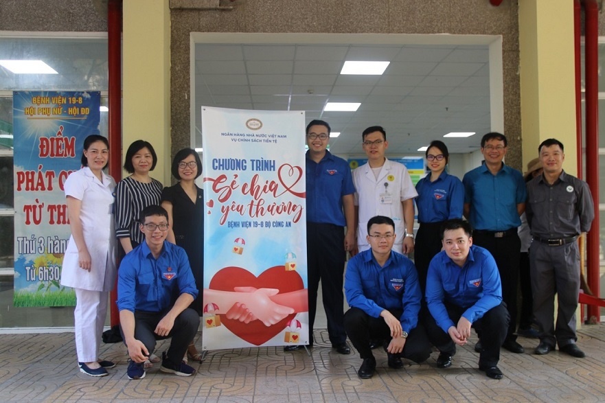 Vụ Chính sách tiền tệ tặng quà cho bệnh nhân, cán bộ chiến sĩ Bệnh viện 19-8
