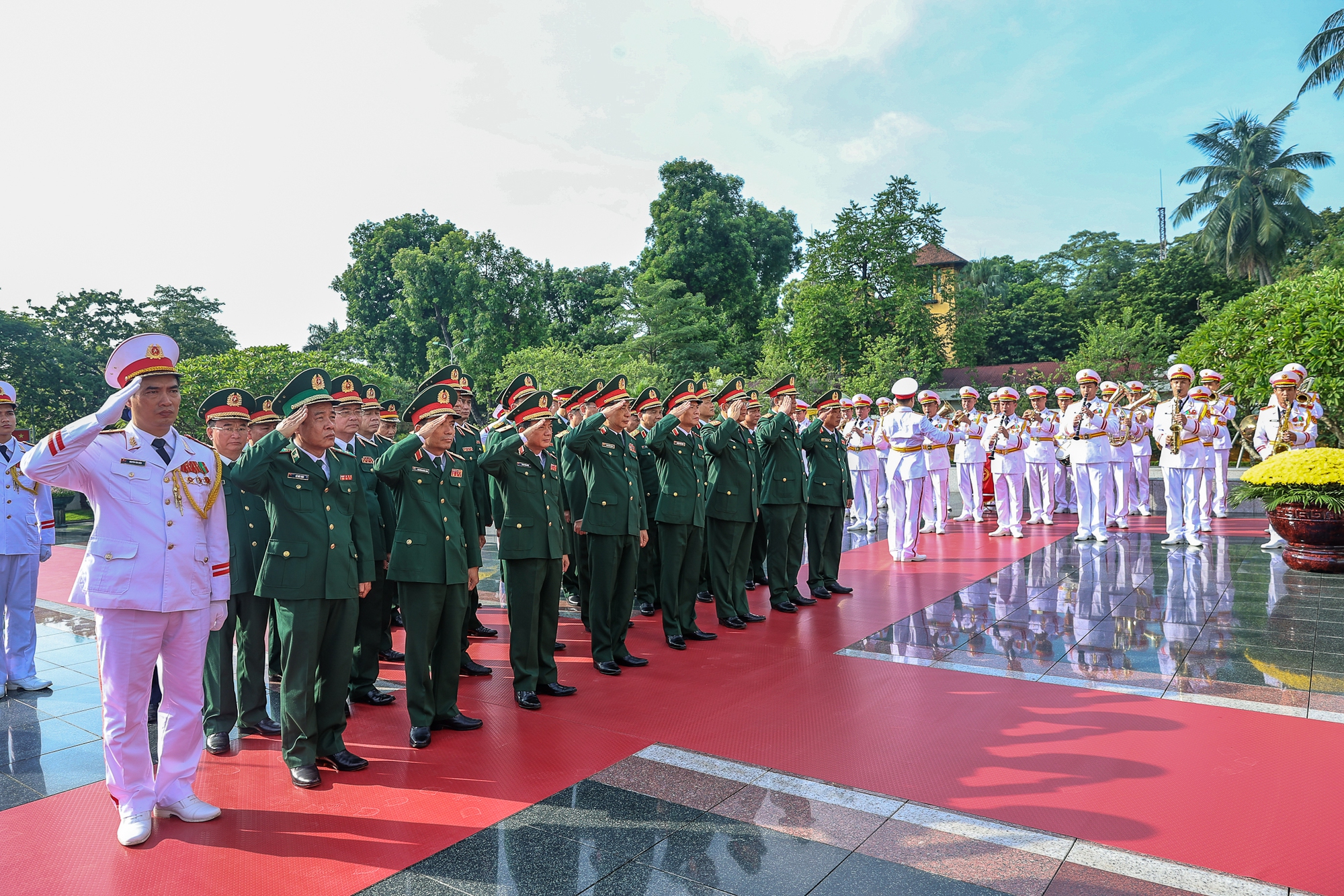 Lãnh đạo Đảng, Nhà nước tưởng niệm các anh hùng liệt sĩ và vào Lăng viếng Chủ tịch Hồ Chí Minh - Ảnh 3.