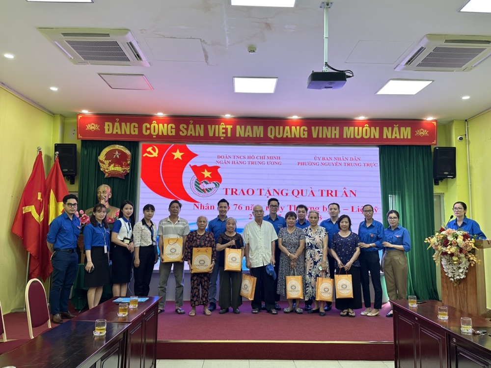 Đoàn Thanh niên NHTW trao quà tri ân dịp 27/7