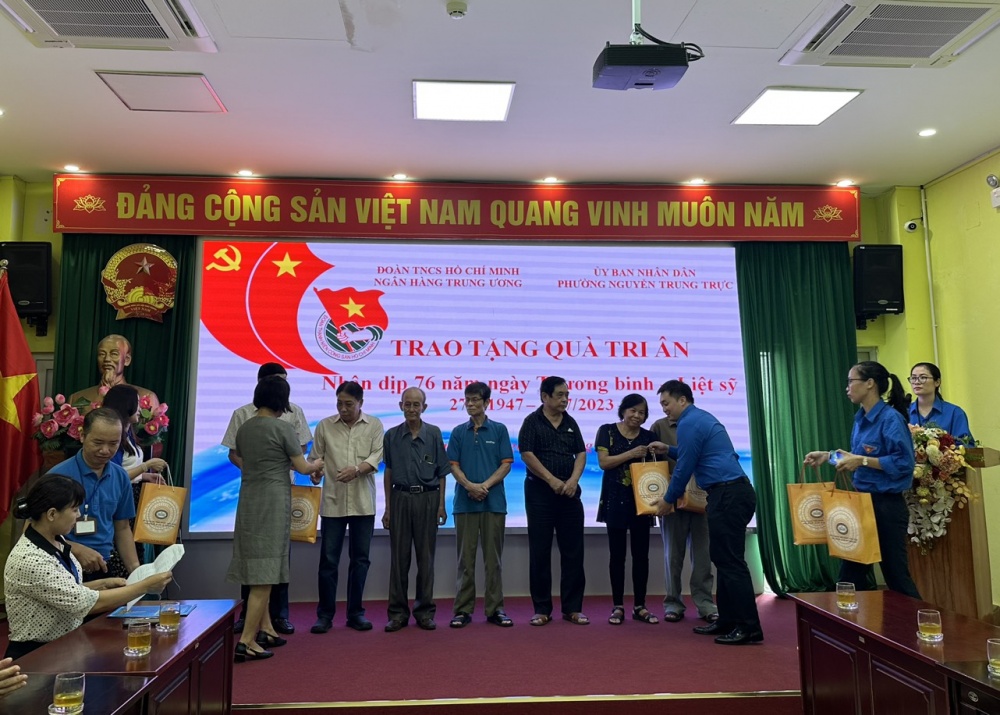 Đoàn Thanh niên NHTW trao quà tri ân dịp 27/7