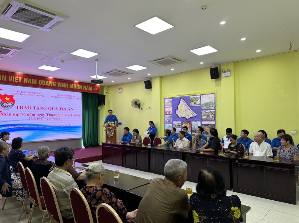 Đoàn Thanh niên NHTW trao quà tri ân dịp 27/7