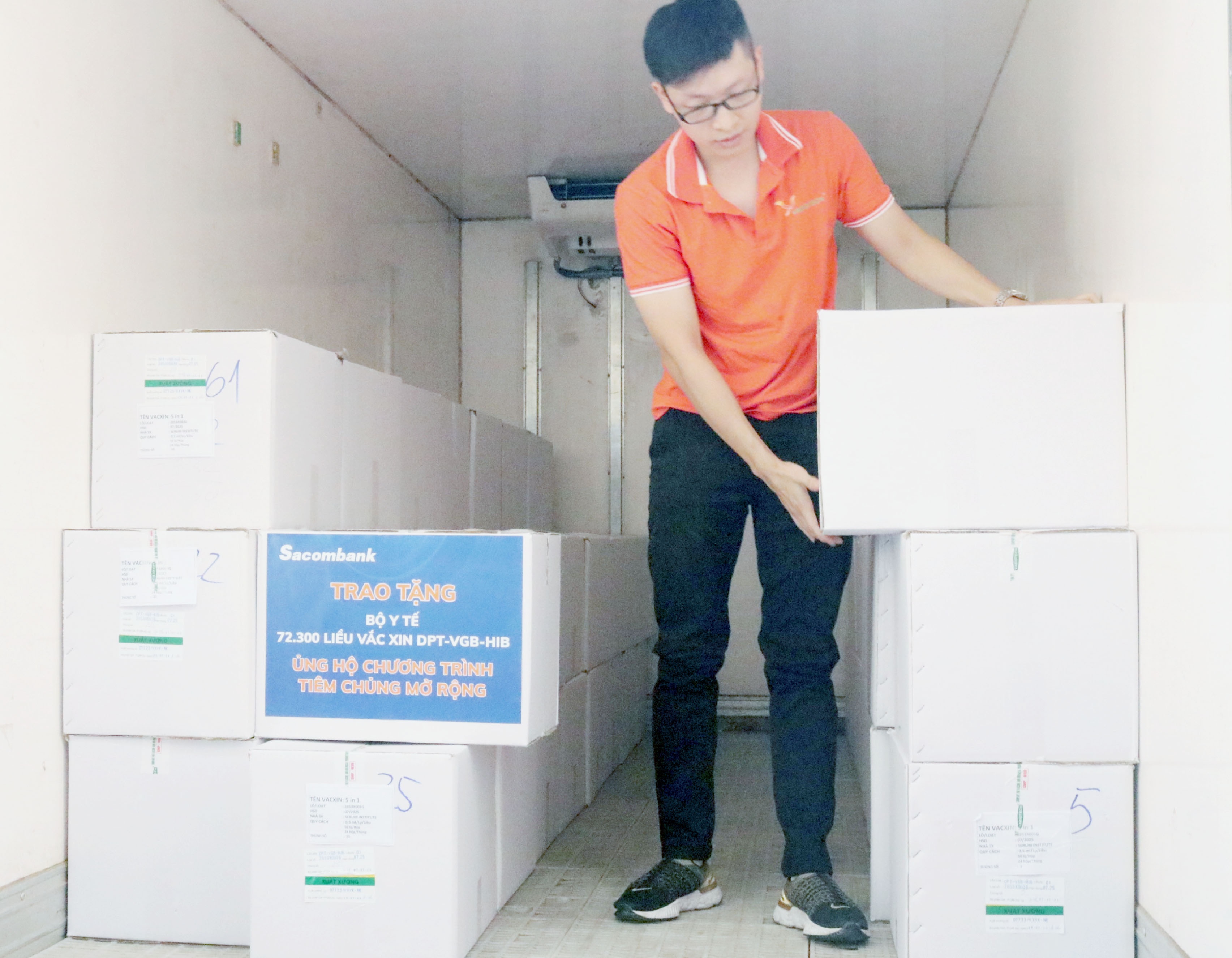 Vắc-xin được bàn giao để ủng hộ chương trình Tiêm chủng mở rộng của Bộ y tế   