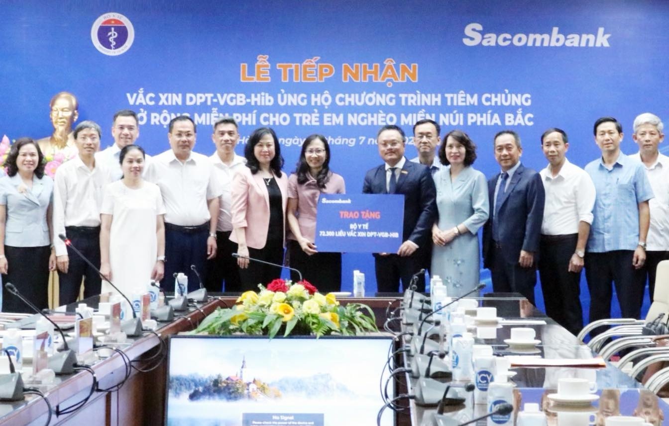 Sacombank ủng hộ 72.300 liều vắc-xin hướng đến trẻ em vùng núi