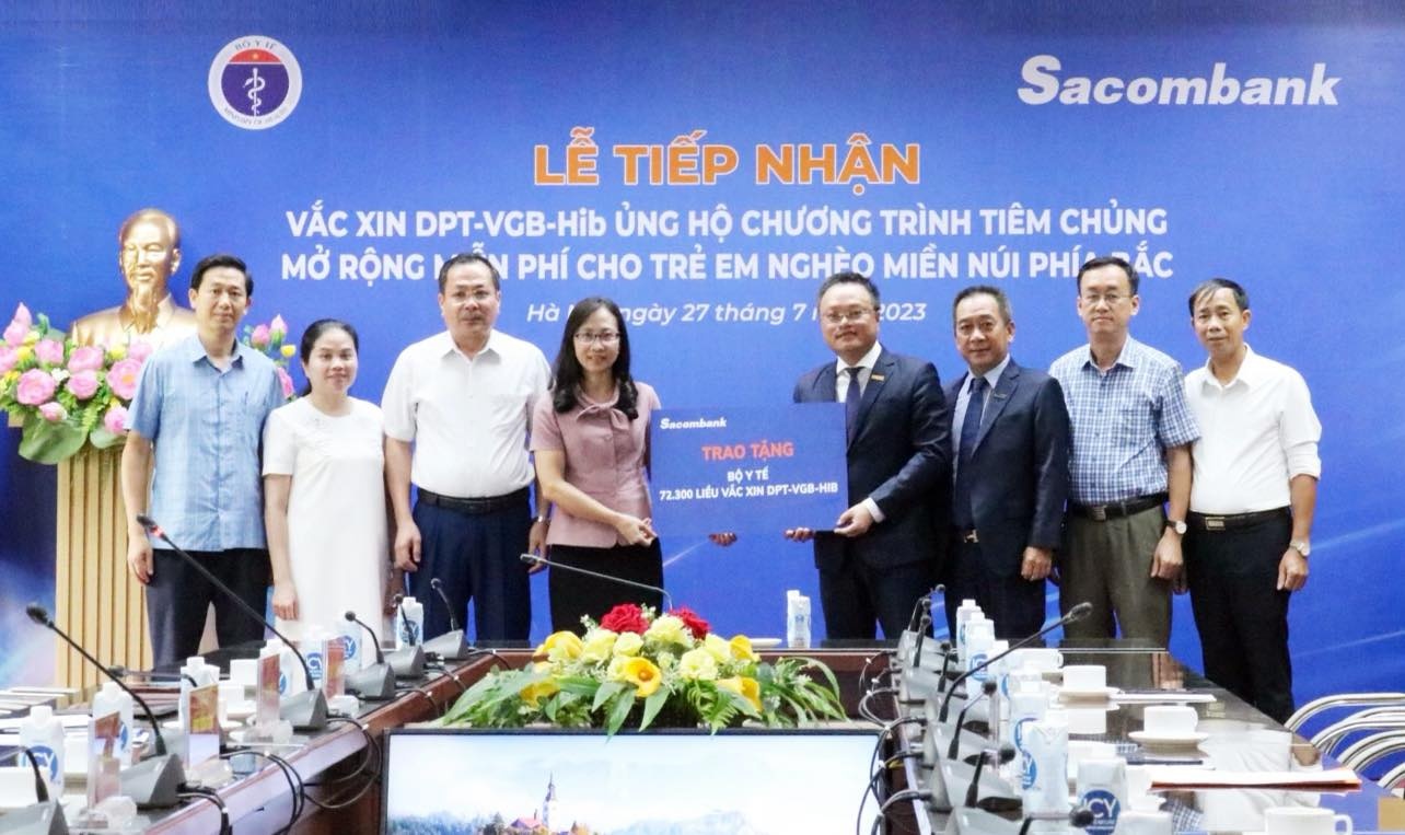 Sacombank ủng hộ 72.300 liều vắc-xin hướng đến trẻ em vùng núi