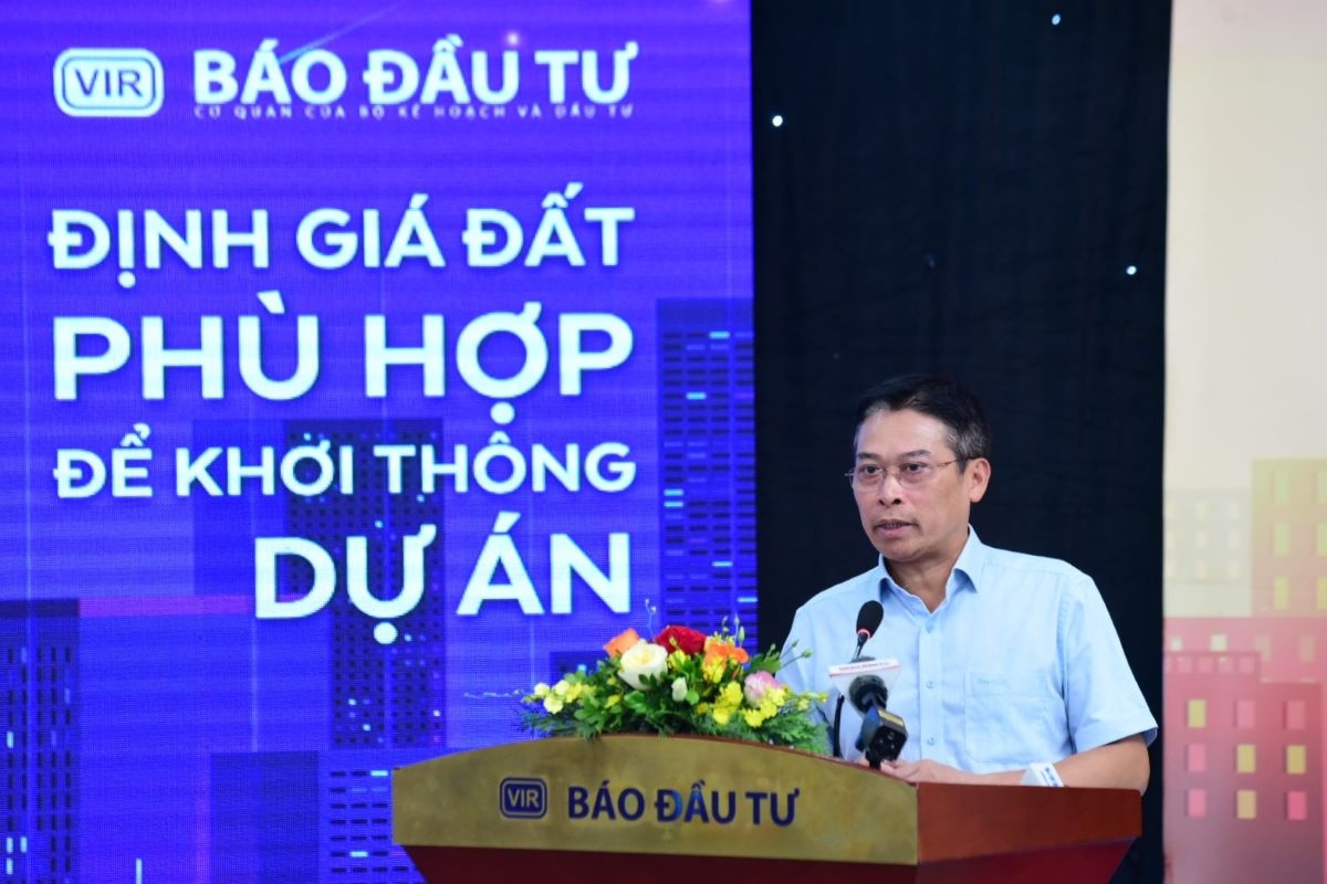 Ông Đào Trung Chính - Cục trưởng Cục Quy hoạch và Phát triển tài nguyên đất, Bộ Tài nguyên và Môi trường phát biểu tại hội thảo.