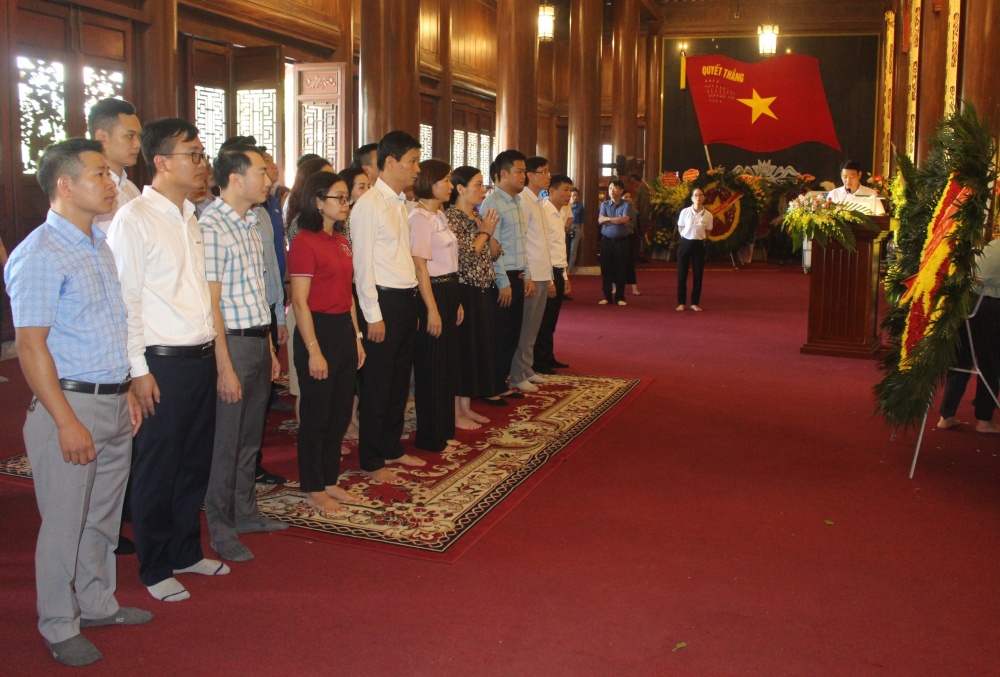Công đoàn Ngân hàng Việt Nam tại Thái Bình: Dâng hương tại Đền thờ Liệt sĩ tỉnh và thăm, tặng quà người có công