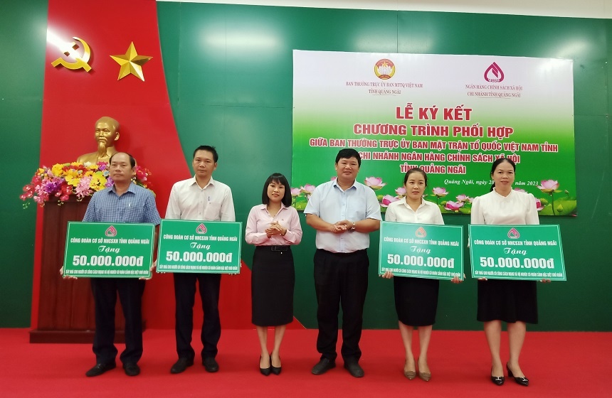 Ủy ban MTTQ Việt Nam tỉnh Quảng Ngãi và NHCSXH Quảng Ngãi ký kết chương trình phối hợp Ủy ban MTTQ Việt Nam tỉnh Quảng Ngãi và NHCSXH Quảng Ngãi ký kết chương trình phối hợp