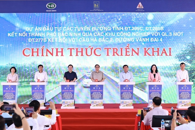 Thủ tướng Phạm Minh Chính cùng các đại biểu bấm nút khởi công dự án - Ảnh: VGP Thủ tướng Phạm Minh Chính cùng các đại biểu bấm nút khởi công dự án - Ảnh: VGP