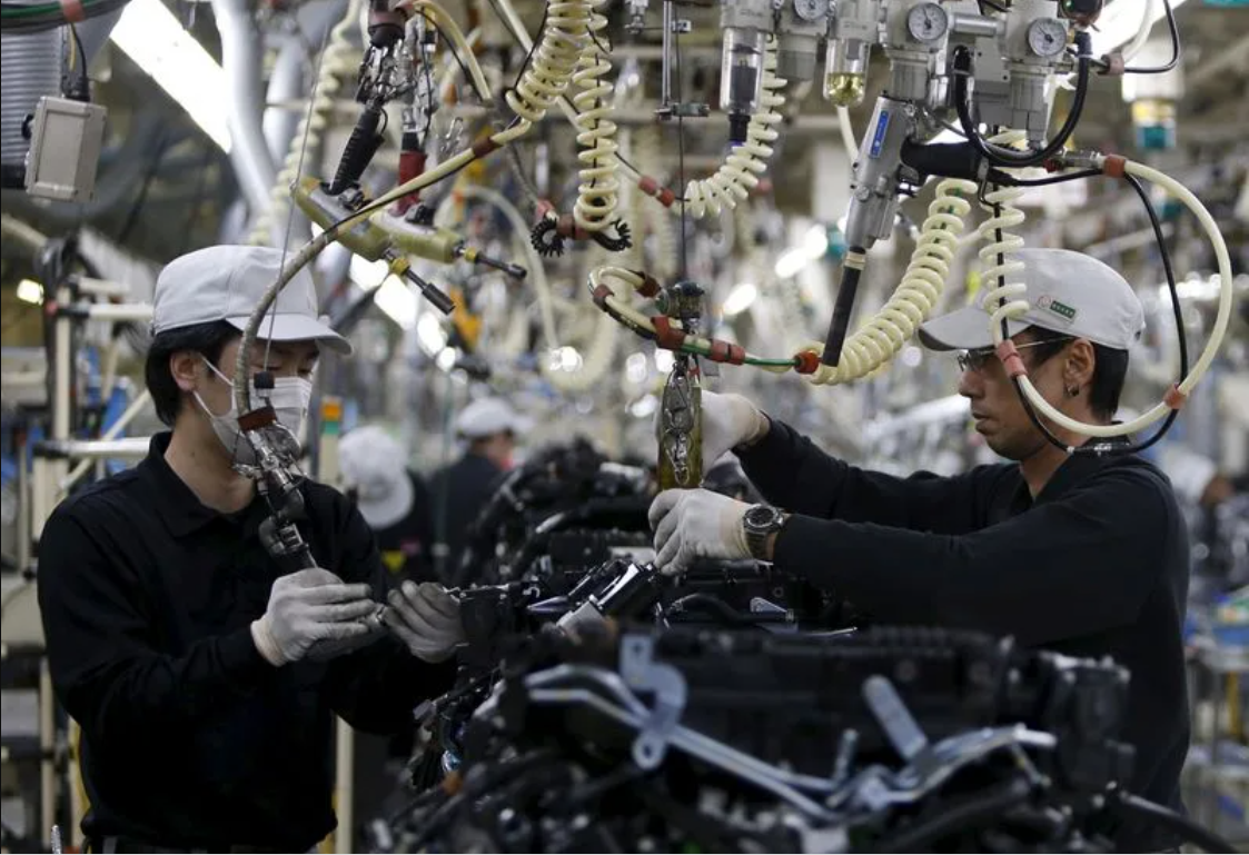 Công nhân làm việc tại dây chuyền lắp ráp chính động cơ V6 tại Nhà máy Nissan Iwaki, thành phố Iwaki