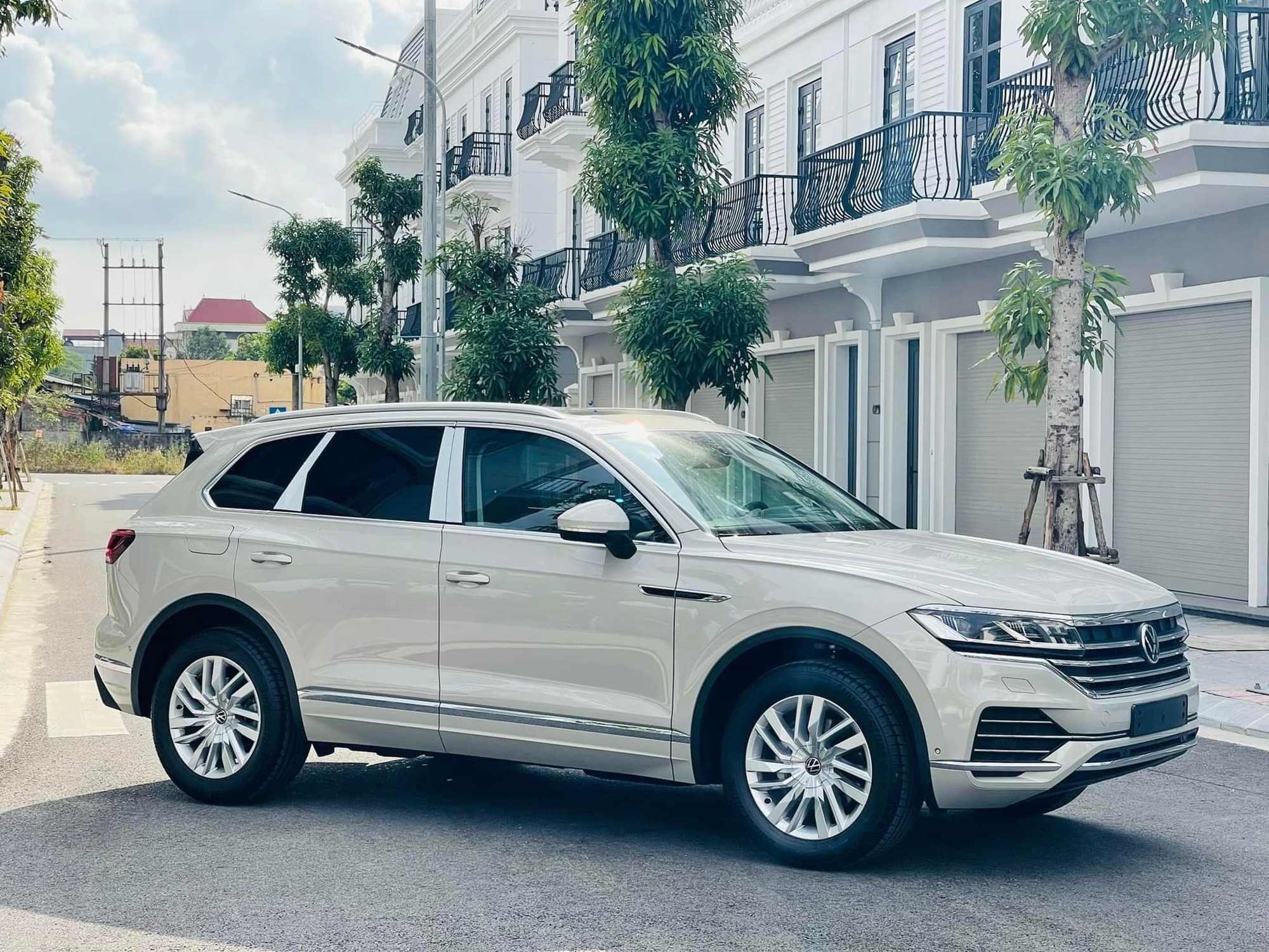 Giá khởi điểm VW Touareg giảm kỷ lục xuống còn 2,8 tỷ đồng