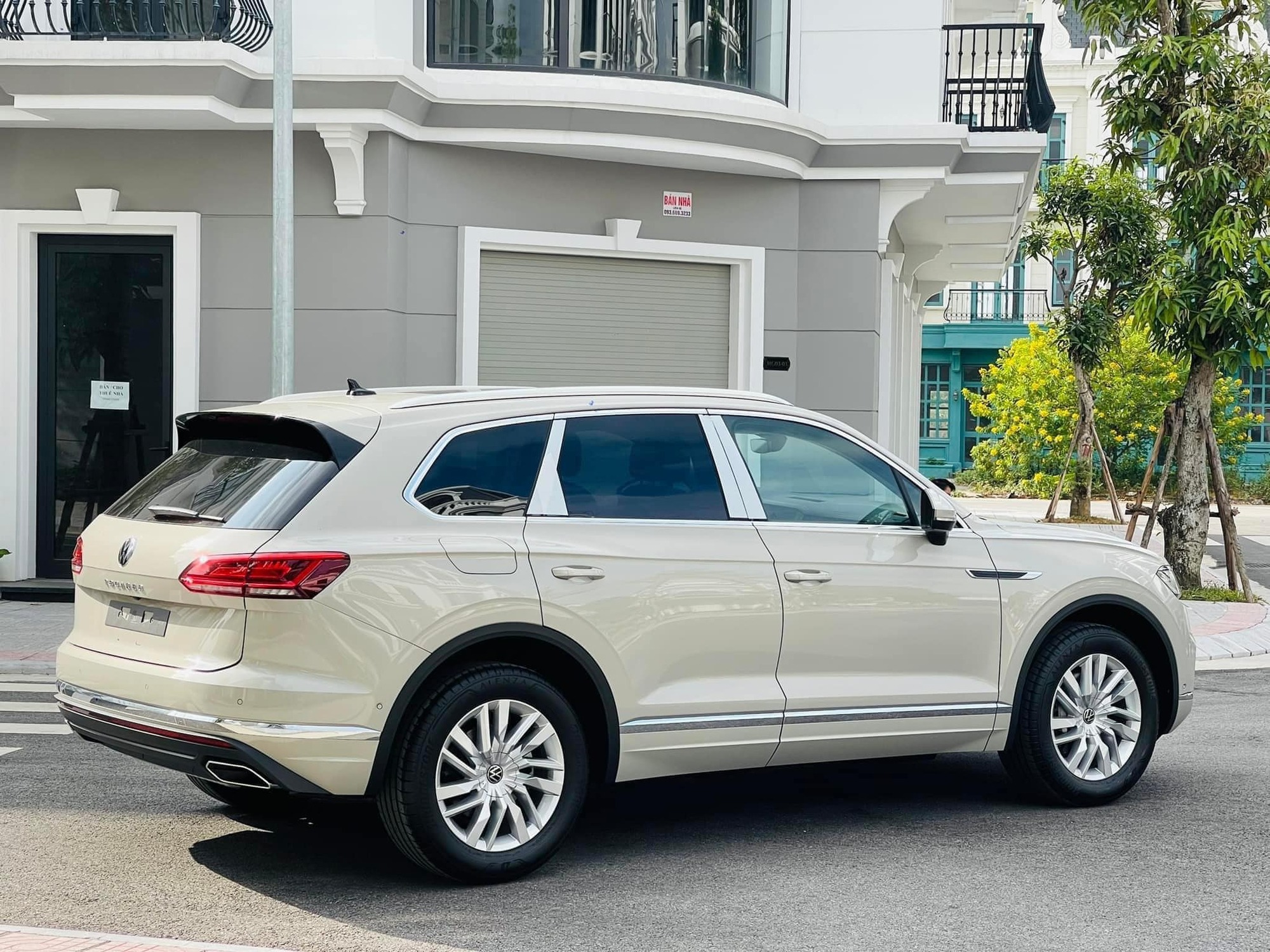 Giá khởi điểm VW Touareg giảm kỷ lục xuống còn 2,8 tỷ đồng