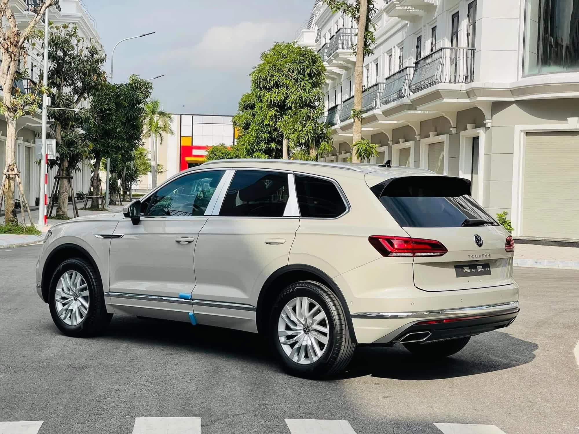 Giá khởi điểm VW Touareg giảm kỷ lục xuống còn 2,8 tỷ đồng