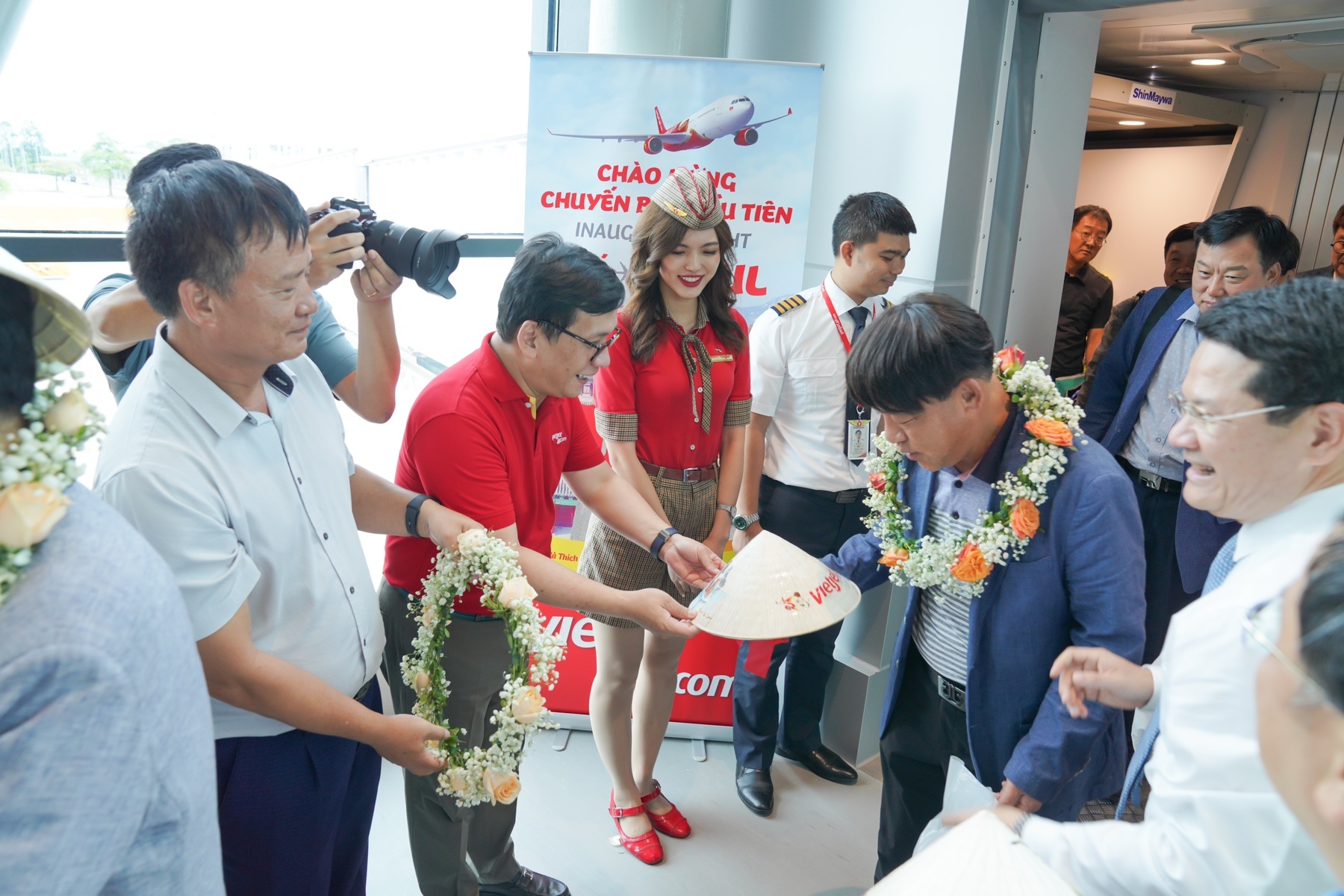 chuyến bay đầu tiên đưa du khách Hàn Quốc đến với nhà ga mới sân bay Phú Bà