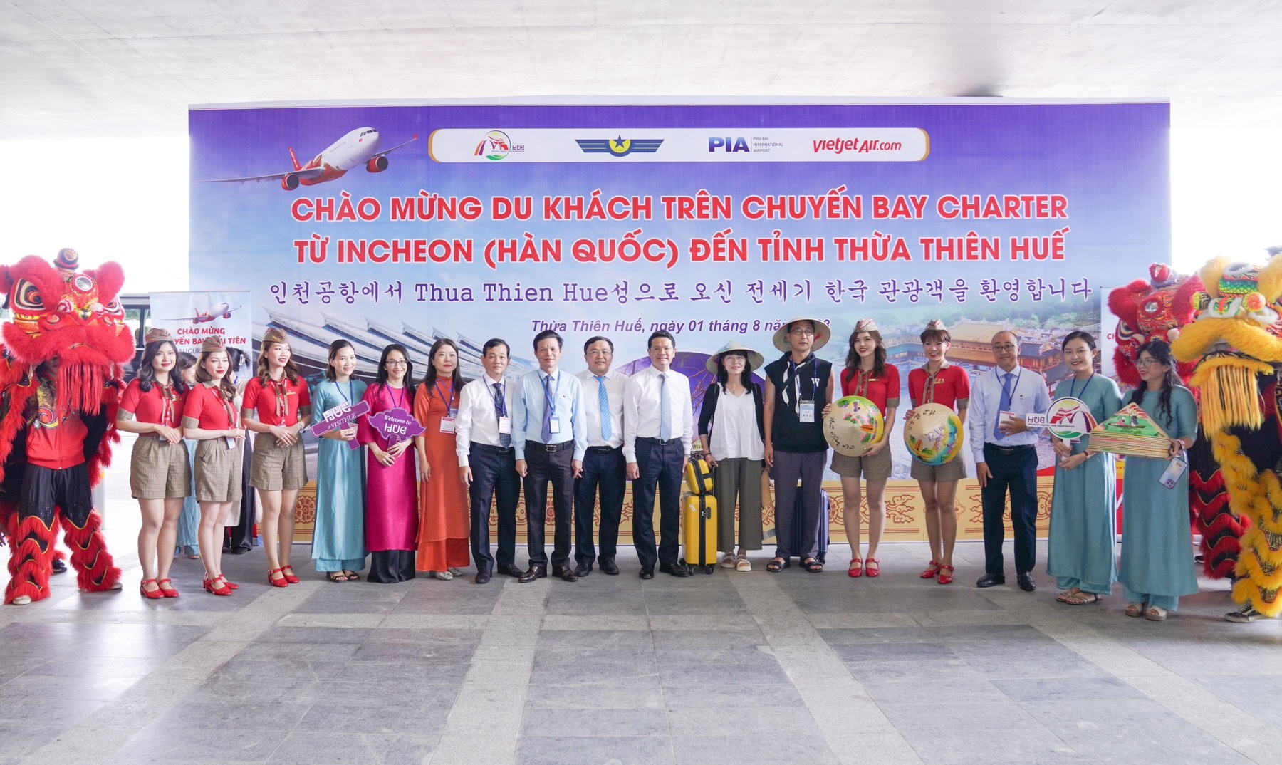 Những hành khách trên chuyến bay đầu tiên được chào đón bởi lãnh đạo hai địa phương, cảng hàng không, người dân