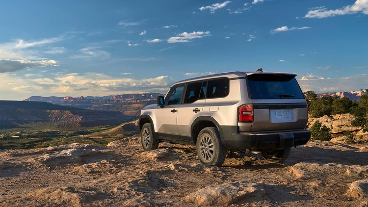 Land Cruiser Prado 2024 ra mắt: Giá quy đổi từ 1,3 tỷ, 'bắt trend' hình hộp giống Santa Fe, dễ được giới nhà giàu Việt săn đón - Ảnh 2.