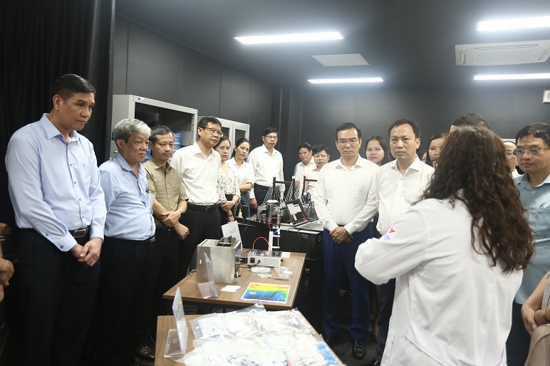 Các đại biểu đã được đi tham quan các phòng nghiên cứu Viện Khoa học và Công nghệ Việt Nam - Hàn Quốc (VKIST).
