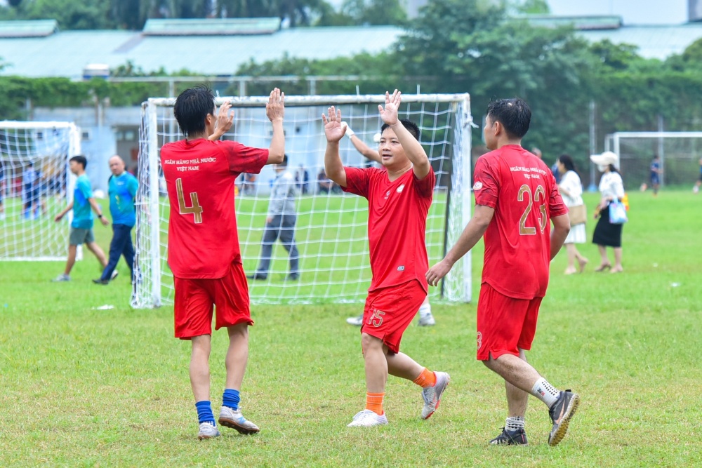 Đội bóng đá nam NHNN TW rộng cửa vào vòng 2 Đội bóng đá nam NHNN TW rộng cửa vào vòng 2