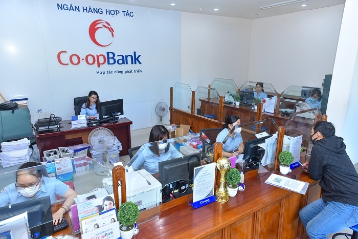 Khách hàng giao dịch tại Co-opBank chi nhánh Hà Tĩnh