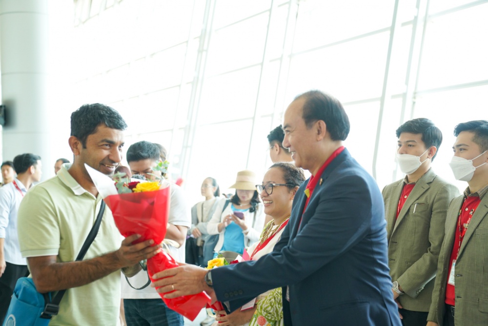 Vietjet chào mừng các hành khách trên chuyến bay đầu tiên từ Tp. HCM đi Jakarta tại sân bay quốc tế Tân Sơn Nhất Vietjet chào mừng các hành khách trên chuyến bay đầu tiên từ Tp. HCM đi Jakarta tại sân bay quốc tế Tân Sơn Nhất