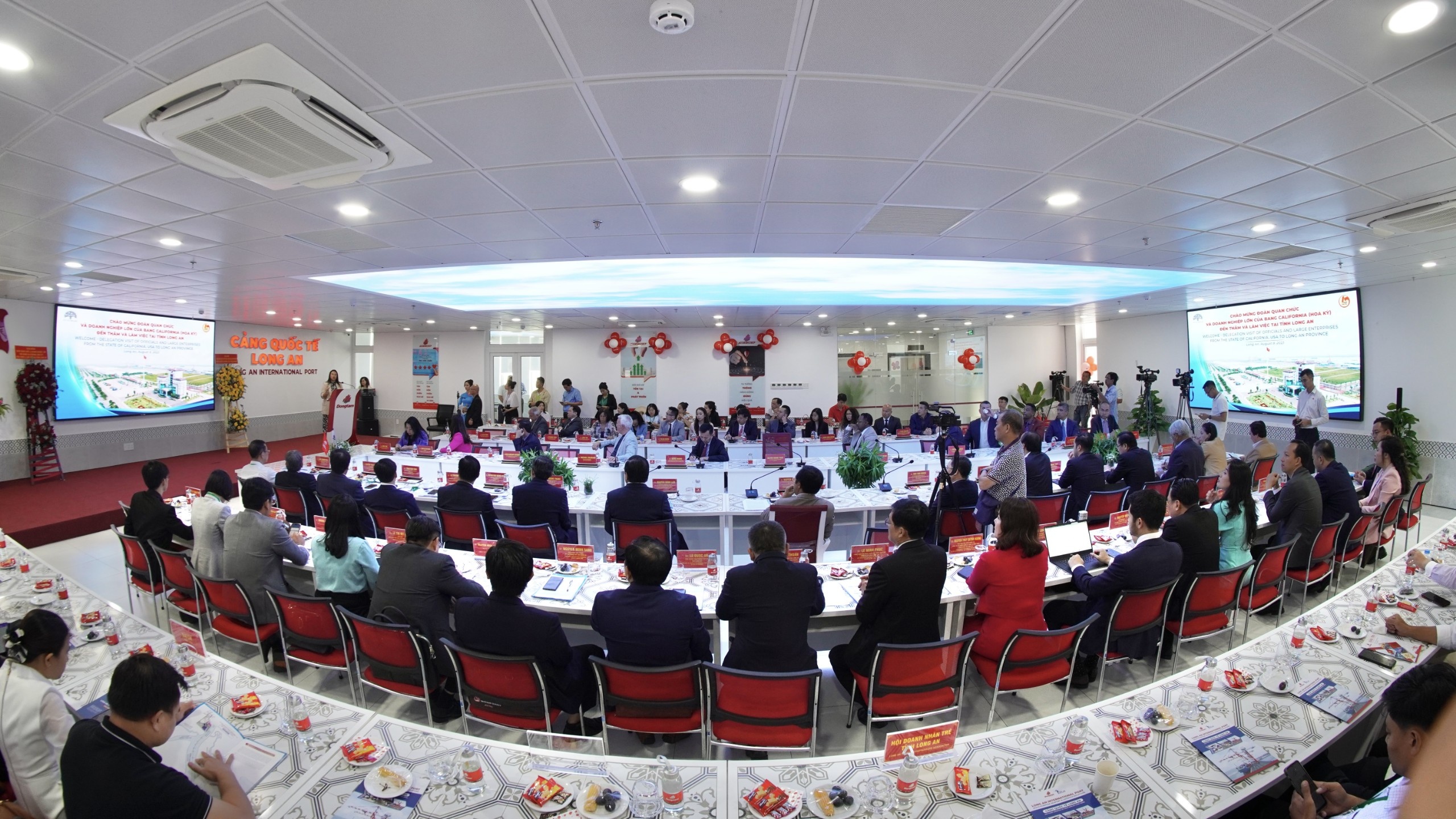 Đoàn quan chức và Doanh nghiệp lớn của Bang California (Hoa Kỳ) và Lãnh đạo tỉnh Long An, đại diện các Doanh nghiệp tại tỉnh Long An trao đổi trong chương trình làm việc