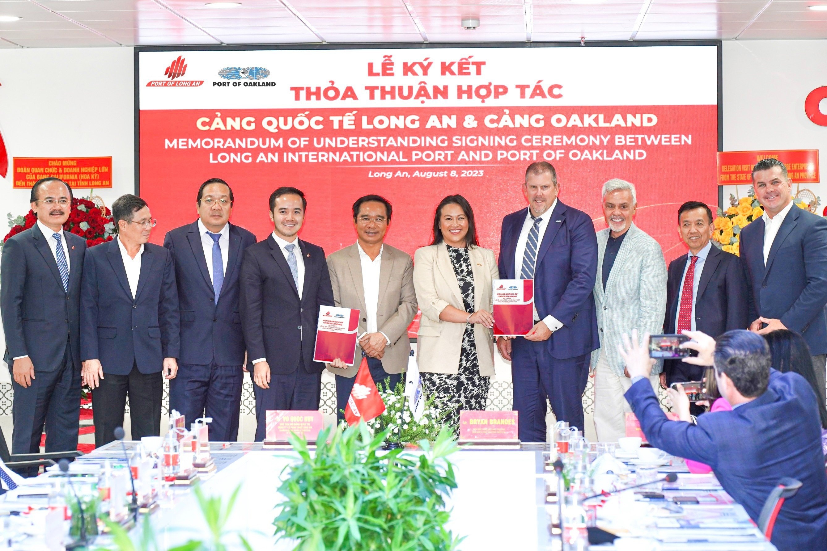 Cảng Quốc tế Long An (Việt Nam) và Cảng Oakland (Bang California - Hoa Kỳ) ký kết hợp tác tại sự kiện ngày 08/08/2023.
