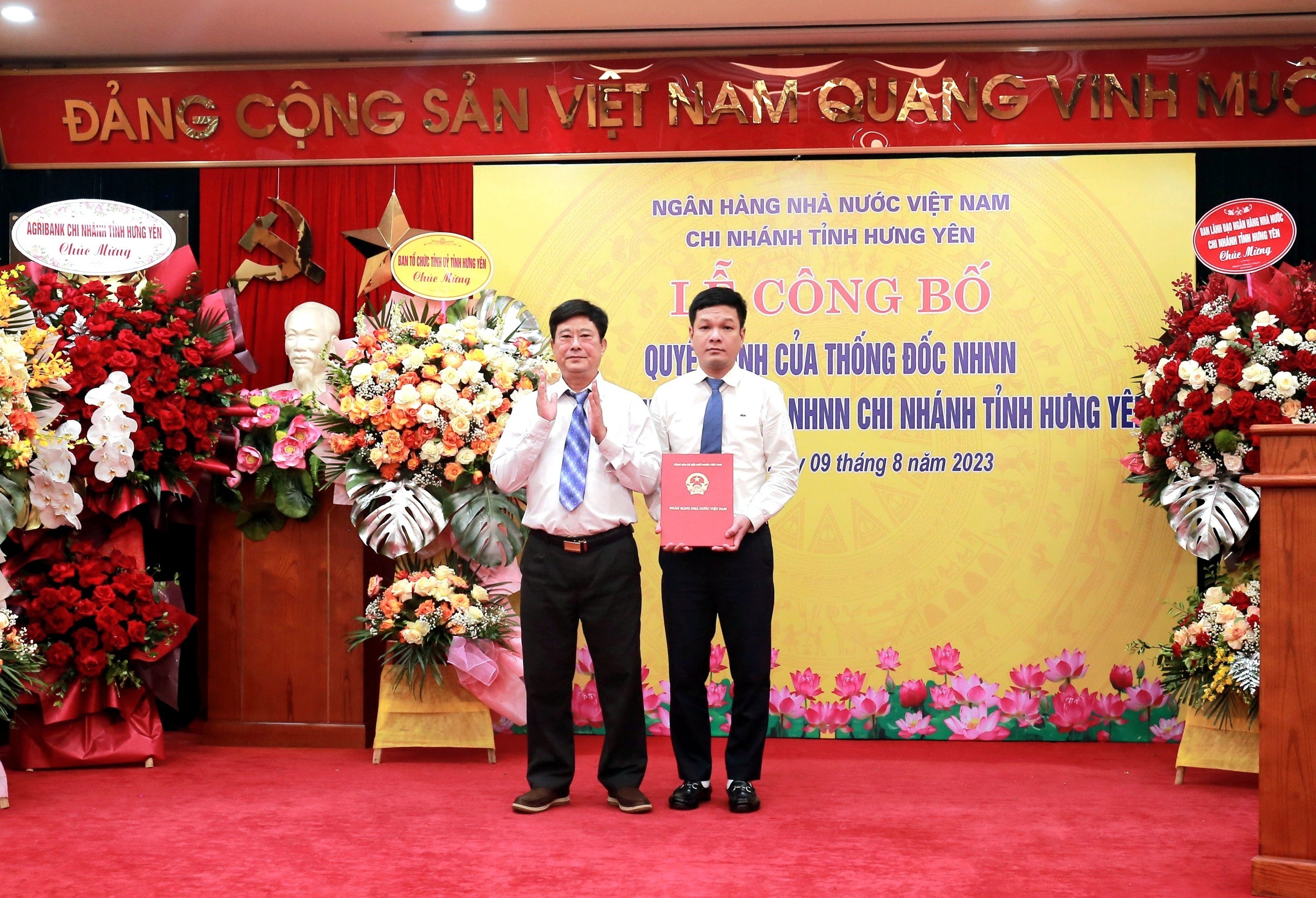 Công bố Quyết định bổ nhiệm Phó Giám đốc NHNN chi nhánh tỉnh Hưng Yên Công bố Quyết định bổ nhiệm Phó Giám đốc NHNN chi nhánh tỉnh Hưng Yên