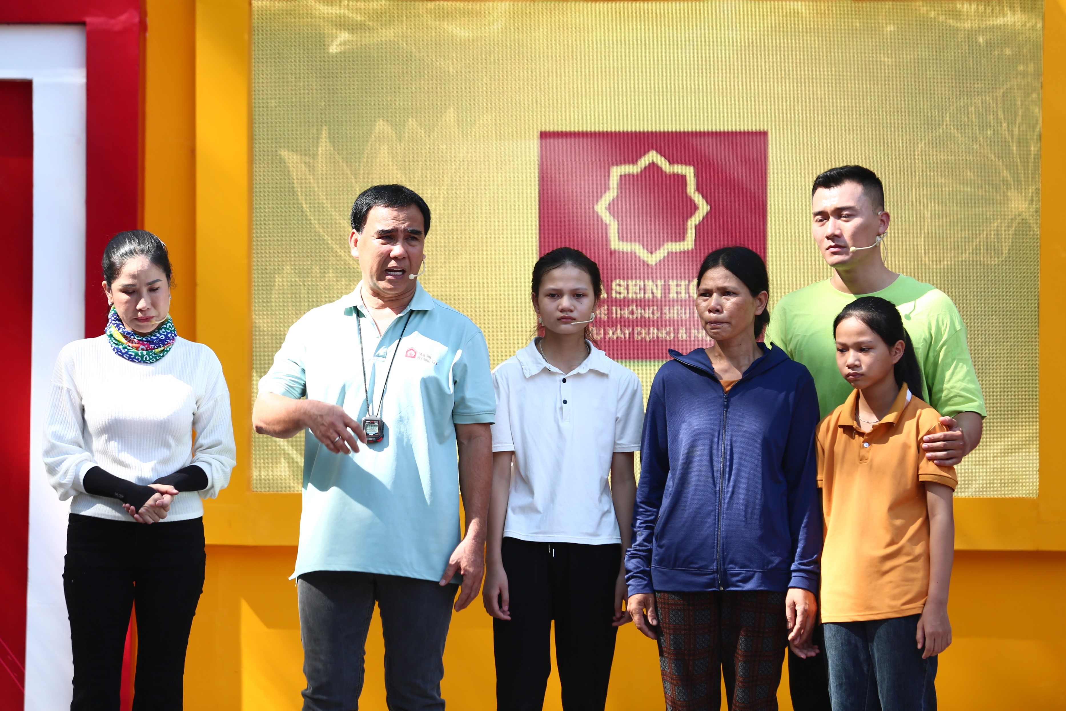 Các khách mời đến với “Mái ấm gia đình Việt” nghẹn lòng trước hình ảnh những người phụ nữ một mình gồng gánh nuôi dưỡng các con thơ