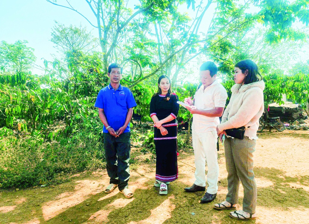 Tác giả (thứ 2 từ phải sang) trong một lần tác nghiệp ở Tây Nguyên