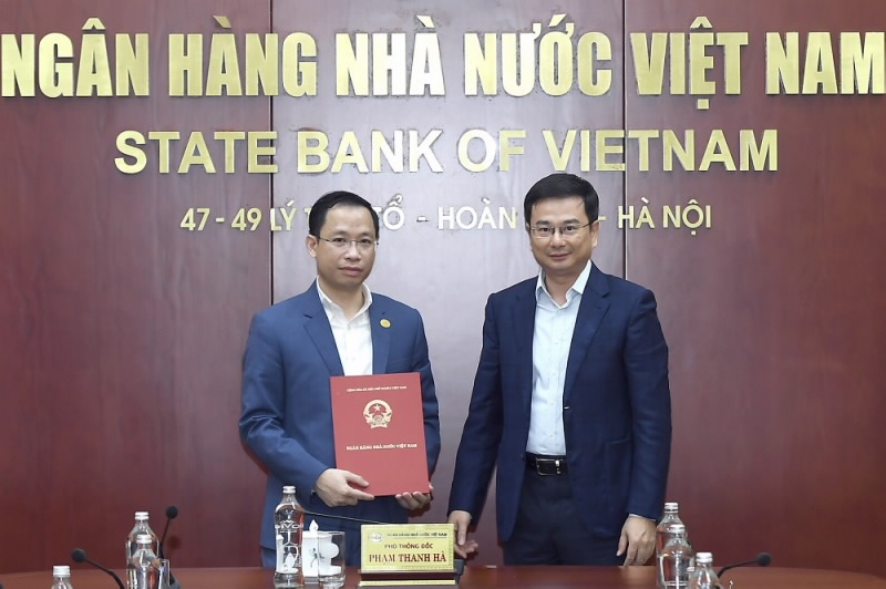 Phó Thống đốc Phạm Thanh Hà trao Quyết định bổ nhiệm cho ông Nguyễn Phi Lân Phó Thống đốc Phạm Thanh Hà trao Quyết định bổ nhiệm cho ông Nguyễn Phi Lân