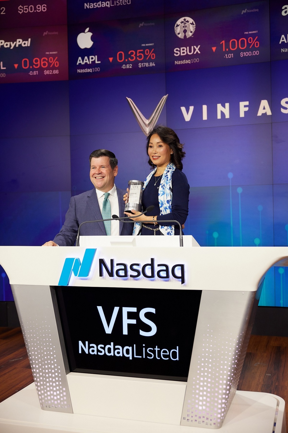 CEO Toàn cầu VinFast Lê Thị Thu Thủy nhận kỷ niệm chương từ Bob McCooey, Phó Chủ tịch kiêm Giám đốc thị trường Vốn toàn cầu của Nasdaq