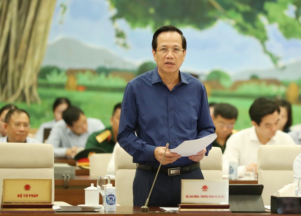 Bộ trưởng Bộ LĐTB-XH Đào Ngọc Dung trình bày tờ trình dự án Luật Bảo hiểm xã hội (sửa đổi), sáng 17/8.