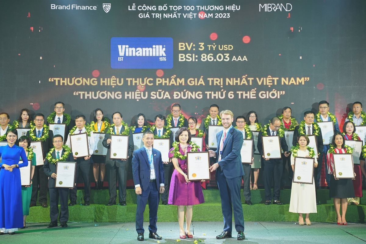 Bà Bùi Thị Hương, Giám đốc Điều hành, đại diện Vinamilk đón nhận các chứng nhận từ Brand Finance.