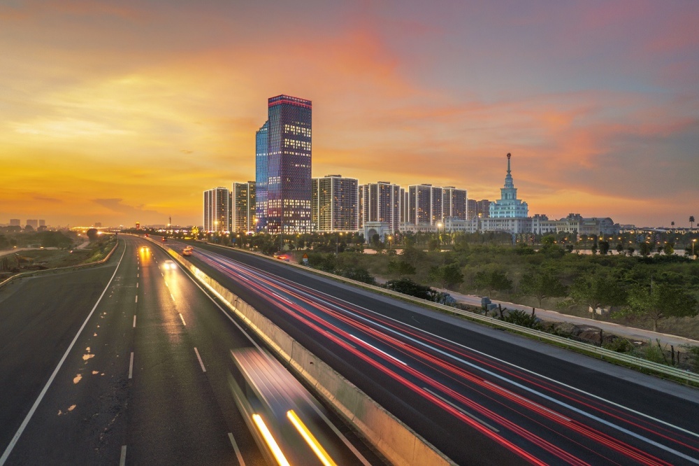 Hạ tầng được đầu tư bài bản với những tuyến đường 8 làn xe hiện đại, các khu đô thị hiện đại cùng tốc độ phát triển thần tốc đang biến khu vực phía Đông trở thành điểm đến mới của các nhà đầu tư.