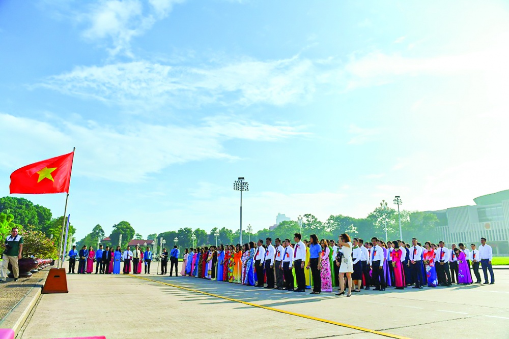 Đoàn đại biểu cán bộ, CNVCLĐ điển hình tiên tiến ngành Ngân hàng làm lễ báo công dâng Bác (8/2019) Đoàn đại biểu cán bộ, CNVCLĐ điển hình tiên tiến ngành Ngân hàng làm lễ báo công dâng Bác (8/2019)