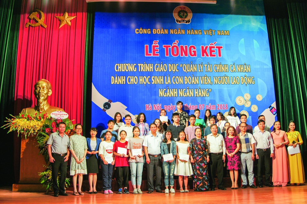 Công đoàn NHVN tổ chức chương trình giáo dục quản lý tài chính cá nhân dành cho học sinh là con đoàn viên, lao động ngành Ngân hàng (7/2018) Công đoàn NHVN tổ chức chương trình giáo dục quản lý tài chính cá nhân dành cho học sinh là con đoàn viên, lao động ngành Ngân hàng (7/2018)