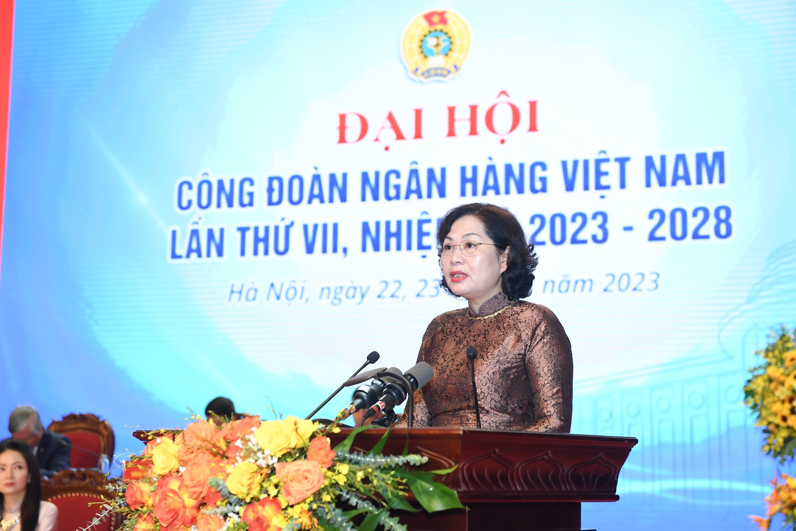 Đồng chí Nguyễn Thị Hồng, Ủy viên Ban Chấp hành Trung ương Đảng, Bí thư Ban Cán sự Đảng, Bí thư Đảng ủy cơ quan NHTW, Thống đốc Ngân hàng Nhà nước Việt Nam (NHNN) phát biểu tại Đại hội