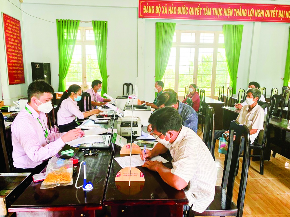 Cán bộ NHCSXH Tây Ninh giao dịch tại xã