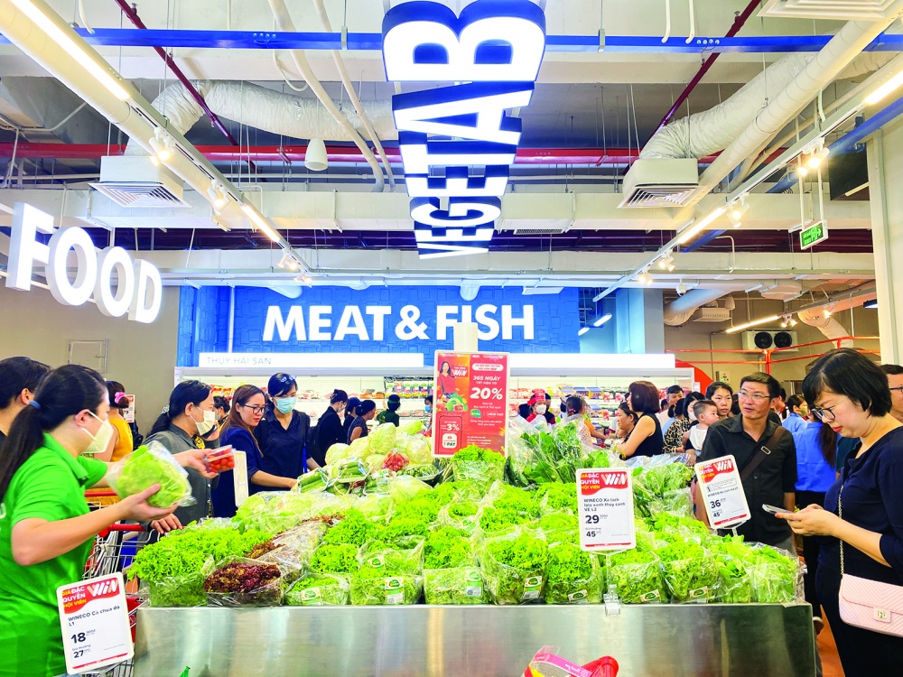 Khách hàng mua sắm tại siêu thị WinMart Khách hàng mua sắm tại siêu thị WinMart