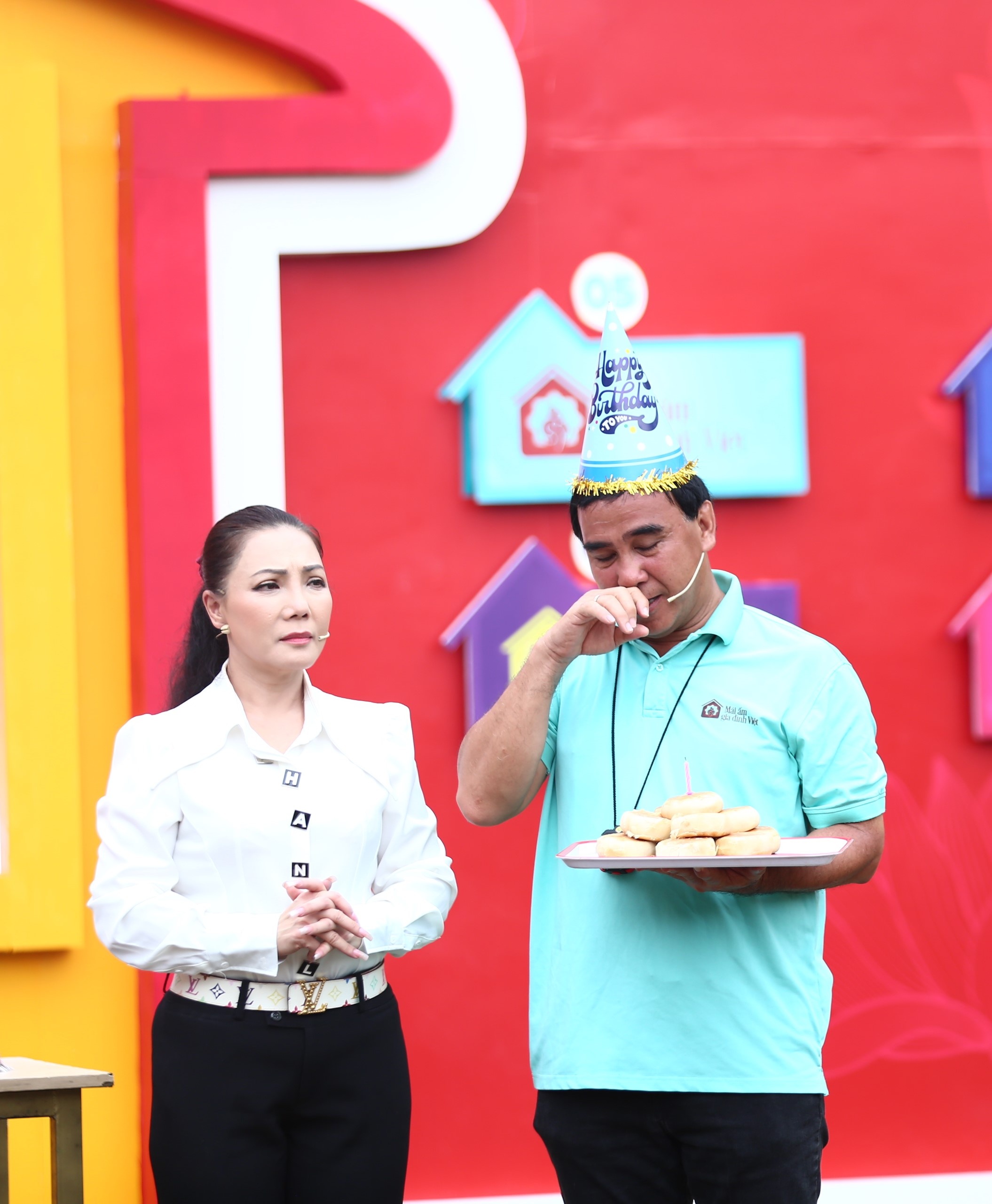 Đặc biệt, trong tập ghi hình này nam MC Quyền Linh đã được Ekip Mái ấm gia đình Việt tổ chức một sinh nhật đầy bất ngờ, gần gủi và xúc động