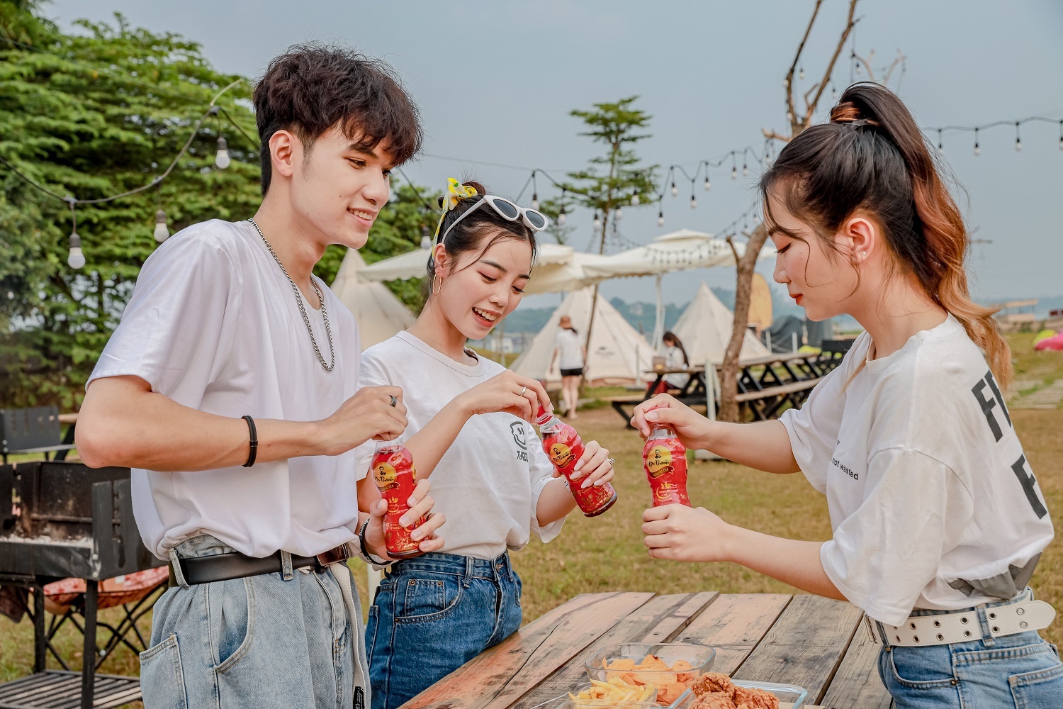 Trà thanh nhiệt Dr Thanh được nhiều bạn trẻ lựa chọn để thanh lọc cơ thể khỏi bia rượu, đồ ăn cay nóng chiên xào trong dịp nghỉ lễ.