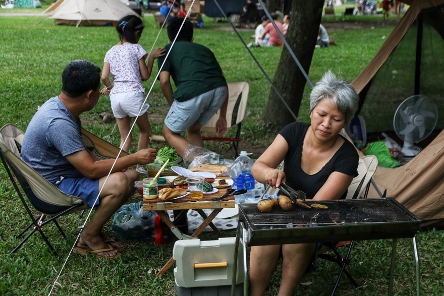 Một số khác chuẩn thuê dịch vụ lều và bếp nước. Theo khảo sát, trung bình một người hết từ 200.000-300.000 cho một chuyến đi như này. Chị Từ Thu Hà (Trú tại Hà Đông, Hà Nội) cho biết: “Gia đình tôi có 4 người, chi phí hết khoảng 1.000.000 đồng. Với mức giá này được cắm trại trong không gian xanh và có các trò chơi, dịch vụ đầy đủ quá là tiện lợi”. Một số khác chuẩn thuê dịch vụ lều và bếp nước. Theo khảo sát, trung bình một người hết từ 200.000-300.000 cho một chuyến đi như này. Chị Từ Thu Hà (Trú tại Hà Đông, Hà Nội) cho biết: “Gia đình tôi có 4 người, chi phí hết khoảng 1.000.000 đồng. Với mức giá này được cắm trại trong không gian xanh và có các trò chơi, dịch vụ đầy đủ quá là tiện lợi”.