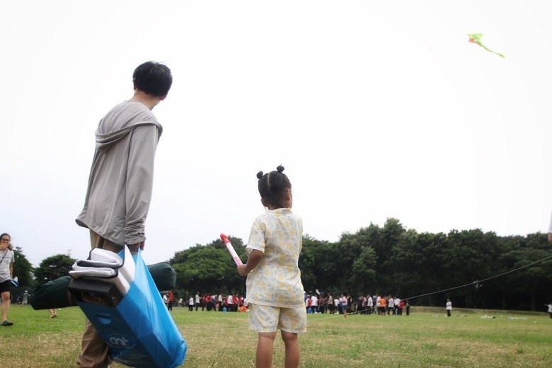 Bên cạnh hoạt động cắm trại, nhiều gia đình cùng con chơi thả diều. Anh Nguyễn Hữu Quang (trú tại Hoàng Mai, Hà Nội) chia sẻ rằng trong ba ngày nghỉ lễ vừa qua thì hôm nay là thời tiết đẹp nhất không quá nắng như hai hôm đầu. Bên cạnh hoạt động cắm trại, nhiều gia đình cùng con chơi thả diều. Anh Nguyễn Hữu Quang (trú tại Hoàng Mai, Hà Nội) chia sẻ rằng trong ba ngày nghỉ lễ vừa qua thì hôm nay là thời tiết đẹp nhất không quá nắng như hai hôm đầu.